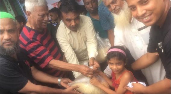সেনবাগে বন্যার্তদের মাঝে জয়নুল আবদিন ফারুকের ত্রাণ বিতরণ