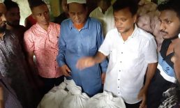 চাটখিলে বানভাসি মানুষের মাঝে বিএনপি’র খাদ্য সামগ্রী বিতরণ