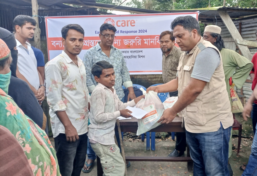 সদরে বন্যার্ত পরিবারের মাঝে নগদ অর্থ ও ডিগনিটি কিটস বিতরণ