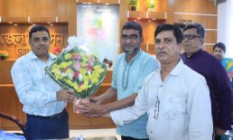 বন্যা দূর্গতদের পূনর্বাসনে ডিসির সাথে দ্বীপ উন্নয়ন সংস্থার মতবিনিময়