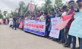 হাতিয়ায় নদীভাঙন রোধ সহ দুর্র্নীতি বন্ধে সম্মিলিত স্বেচ্ছাসেবী সংগঠনের মানববন্ধন