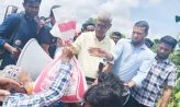 সেনবাগে বন্যার্তদের মাঝে জয়নুল আবদিন ফারুকের ত্রাণ বিতরণ