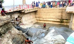 সাহেবের ঘাট সেতুর সংযোগ সড়কে গর্ত ভরাটে জিও ব্যাগে বালু ভরাটের কাজ শুরু