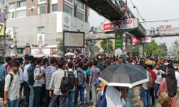 ফের সায়েন্সল্যাব মোড় অবরোধ করেছে ৭ কলেজের শিক্ষার্থীরা