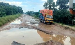 খানখন্দে ভরা হাতিয়ার প্রধান সড়ক, ঝুঁকি নিয়ে চলছে যান