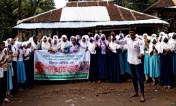 প্রধান শিক্ষকের পদত্যাগের দাবিতে মানববন্ধন : শিক্ষকের পদত্যাগ