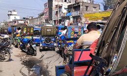 জেলায় দাপিয়ে বেড়াচ্ছে ব্যাটারিচালিত অটোরিকশা