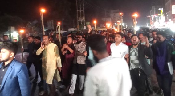 আইনজীবী হত্যার প্রতিবাদে মাইজদীতে মশাল মিছিল