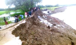 মুছাপুরে স্লুইসগেট পূণনির্মান না হওয়ায় নদী ভাঙনে বিলীন হচ্ছে বিস্তীর্ণ জনপদ