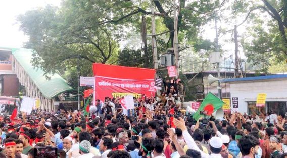 প্রেস ক্লাবের সামনে ব্যাটারিচালিত রিকশাচালকদের অবস্থান
