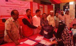 চাটখিলে বন্যা দূর্গতদের মাঝে নগদ অর্থ ও হাইজিন কিট বিতরণ