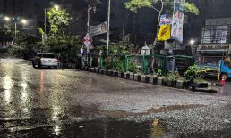 রাজধানীতে থেমে থেমে বিকট শব্দে বজ্রপাত ও শিলাবৃষ্টি
