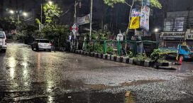 রাজধানীতে থেমে থেমে বিকট শব্দে বজ্রপাত ও শিলাবৃষ্টি