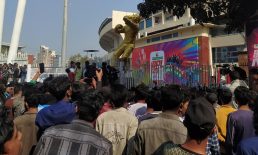 শেরে বাংলায় খেলা শুরুর আগেই গেট ভাঙলেন দর্শকরা