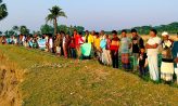 হাতিয়ায় নদী ভাঙ্গন রক্ষায় মানববন্ধন এলাকাবাসীর