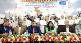 বৃত্তি প্রাপ্তদের মাঝে পুরষ্কার ও প্রবীণদের সন্মাননা প্রদান