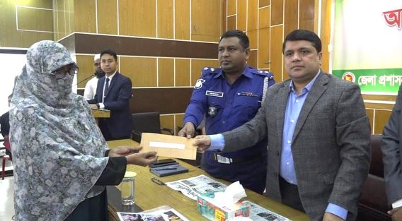 লক্ষ্মীপুরে শহিদ ও আহতদের পরিবারকে আর্থিক সহায়তা