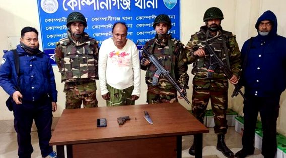 অস্ত্র হাতে ঘুমাচ্ছিলেন ব্যবসায়ী, আটক করলো সেনাবাহিনী
