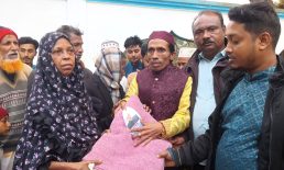 চাটখিলে হাসনাতুজ জামান চৌধুরী পক্ষ থেকে শীতবস্ত্র বিতরণ