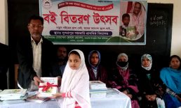 শেখ হাসিনার ছবির ব্যানার দিয়ে বই বিতরণ, বিচার চাইলেন বিএনপি নেতা