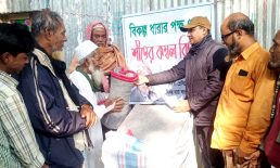 সদরে দুস্থ শীতার্তদের মাঝে কম্বল দিয়েছে বিকল্প ধারা