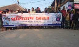 সোনাইমুড়ীতে স্বেচ্ছাসেবক দলের আহবায়কের উপর সন্ত্রাসী হামলার প্রতিবাদে মানববন্ধন