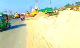 সোনাইমুড়ী-ঢাকা-রামগঞ্জ মহাসড়ক দখল করে চলছে ইট-বালুর ব্যবসা