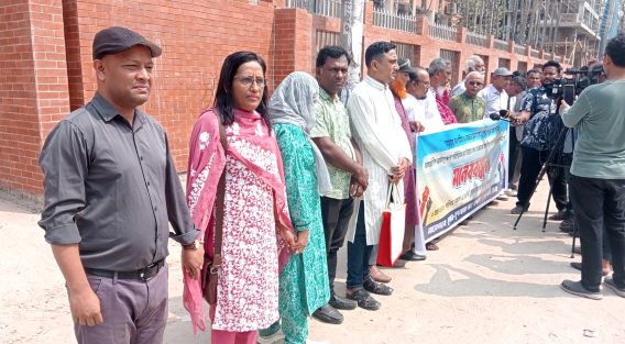 আইনশৃঙ্খলা পরিস্থিতির দ্রুত উন্নয়নের দাবিতে মাইজদীতে সুজন এর মানববন্ধন