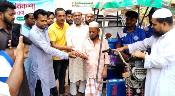 সেনবাগে রুহামা সোসাইটি দুই হতদরিদ্রকে দিলেন অটোরিকশা