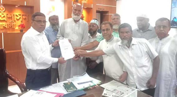 তিন দফা বাস্তবায়নের দাবিতে জেলা প্রাথমিক শিক্ষকদের স্মারকলিপি প্রদান