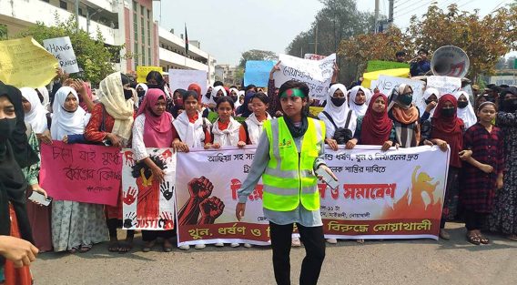 মাইজদীতে ধর্ষকের সর্বোচ্চ শাস্তি মৃত্যদন্ড কার্যকরের দাবিতে মানববন্ধন