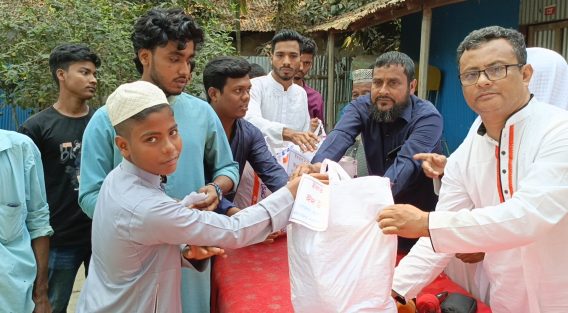কবিরহাটে আলোর প্রদীপ পরিবারের ইফতার ও ঈদ সামগ্রী বিতরণ