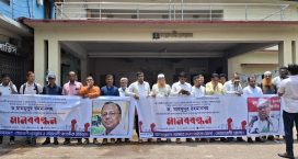 আমার দেশ এর সম্পাদক ও সাংবাদিকদের বিরুদ্ধে মিথ্যা মামলার প্রতিবাদে মাইজদীতে মানববন্ধন