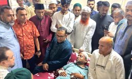 আ.লীগের নেতাকর্মিদের হামলার শিকার বিএনপি নেতার শয্যা পাশে ব্যারিস্টার সায়েম