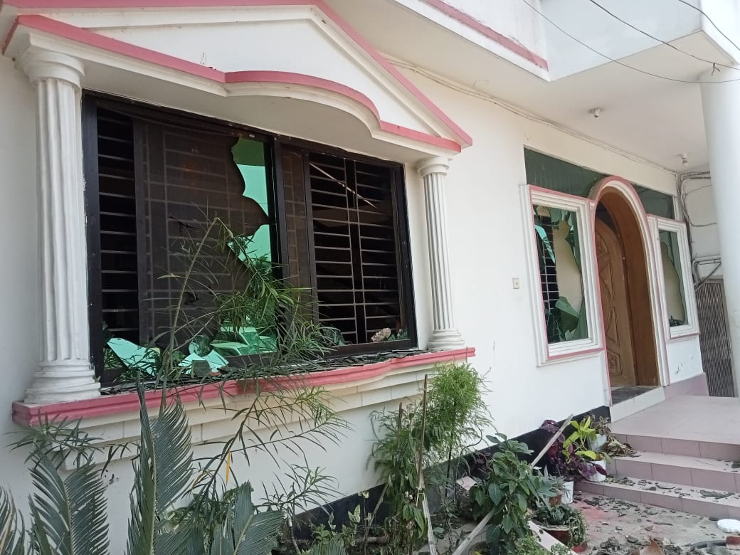 শহর আওয়ামী লীগের সভাপতি পিন্টুর বাড়িতে ভাঙচুর-অগ্নিসংযোগ