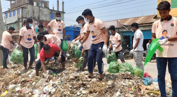 হারিছ চৌধুরী বাজারে ছাত্রদলের পরিচ্ছন্নতা অভিযান