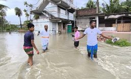 জেলাজুড়ে ভারি বৃষ্টি ও জোয়ারের পানিতে দুর্ভোগ-আতঙ্ক