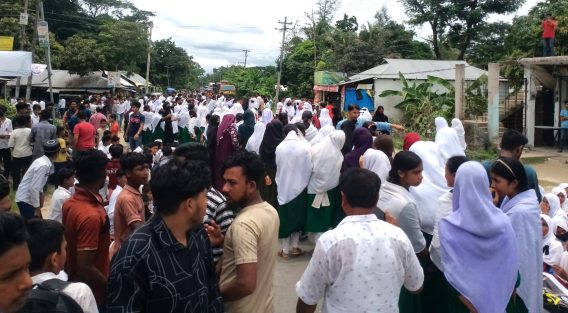 ছাত্রদল কর্মী রাফির হত্যাকারীকে গ্রেপ্তারের দাবিতে সড়ক অবরোধ