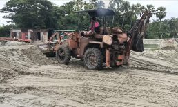 সেনবাগে প্রাকৃতিক গ্যাসের সন্ধান কুপ খননের জন্য চলছে নির্মাণ কাজ