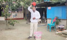 গোলাপজলে গোসল করে দল ছাড়ার ঘোষণা আ.লীগ নেতার