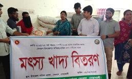 সেনবাগে ক্ষতিগ্রস্ত প্রান্তিক মৎস্য চাষিদের মাঝে মৎস্য খাদ্য বিতরণ
