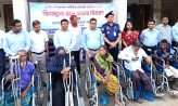 চাটখিলে প্রতিবন্ধীদের মাঝে হুইল চেয়ার ও নগদ অর্থ বিতরণ