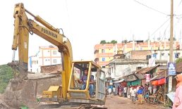 সোনাইমুড়িতে জলাবদ্ধতা নিরসনে অবৈধ স্থাপনা উচ্ছেদ