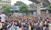 শাহবাগ মোড় অবরোধ করে স্বেচ্ছাসেবক দলের বিক্ষোভ