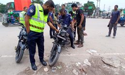 সোনাইমুড়ীতে ট্রাফিক পুলিশের বিশেষ অভিযান :  হেলমেটবিহীন চালকদের জরিমানা