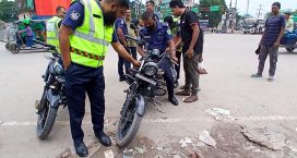 সোনাইমুড়ীতে ট্রাফিক পুলিশের বিশেষ অভিযান :  হেলমেটবিহীন চালকদের জরিমানা