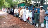 কাদির হানিফে সড়ক সংস্কারের দাবিতে গ্রামবাসীর মানববন্ধন