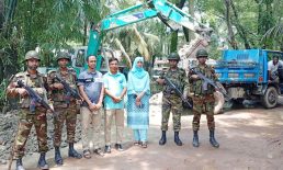 সোনাইমুড়িতে জলাবদ্ধতা নিরসনে অবৈধ স্থাপনা উচ্ছেদ ও বাঁধ কেটে পানি নিষ্কাশন