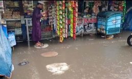 জেলা শহর ও আশেপাশের এলাকার মানুষ পানিবন্দী হয়ে পড়ছে