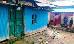 সুদের টাকার জন্য রিক্সাচালকের ঘরে তালা, ঝড়বৃষ্টিতে খোলা বারান্দায় পরিবার